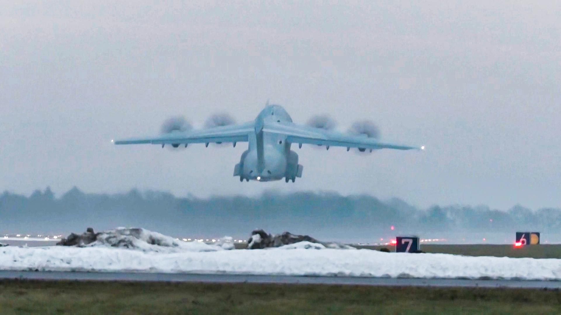 Ein Transportflugzeug des Typs A400M hebt ab vom Fliegerhorst Wunstorf. | NEWS5