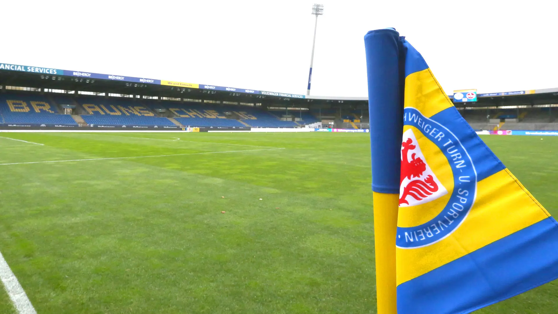 Rasen ramponiert! Golfkart-Gate bei Eintracht Braunschweig