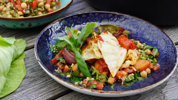 Ein tiefer Teller mit einem Spitzkohl-Eitopf. | NDR, Florian Kruck Ein tiefer Teller mit einem Spitzkohl-Eitopf.