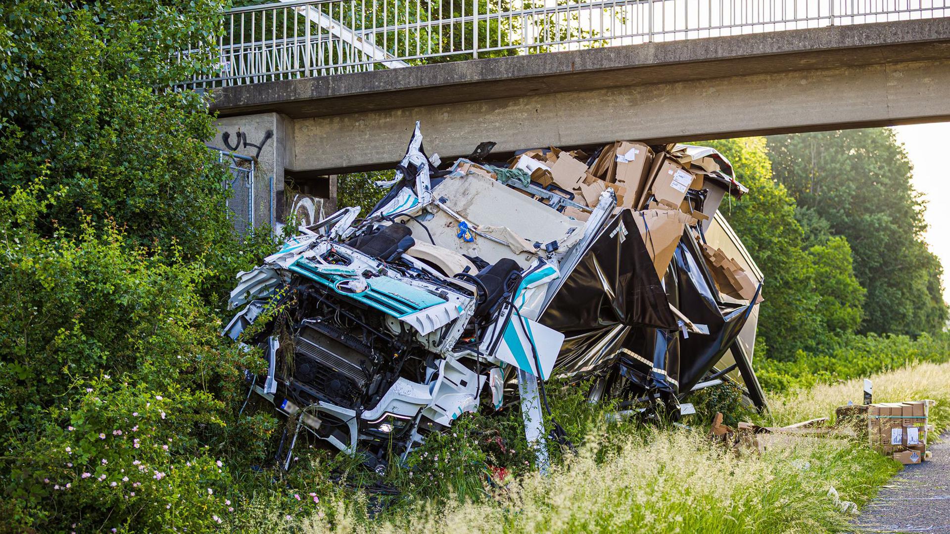 Ein Lastwagen nach einem Unfall unter einer Fußgängerbrücke an der Autobahn 2.  | dpa, Moritz Frankenberg