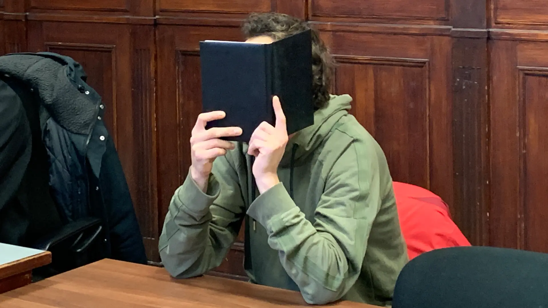 Hamburg: Mädchen in Umkleidekabinen gefilmt - Bewährungsstrafe | ndr.de