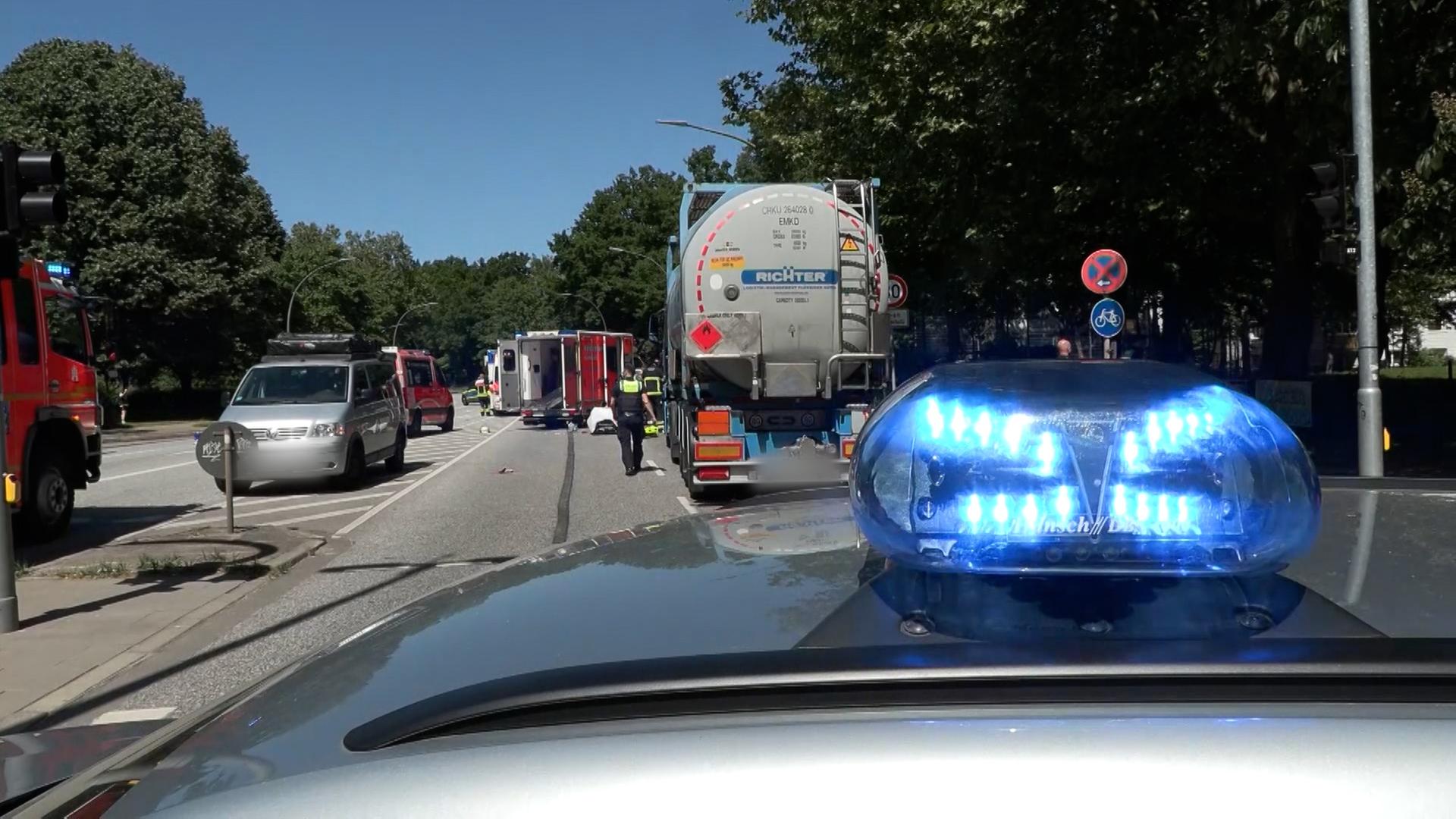Unfall mit Lastwagen: Radfahrerin in Altona-Nord lebensgefährlich verletzt