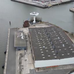 Ein Drohnenbild zeigt eine Lagerhalle auf einer Landzunge von oben.