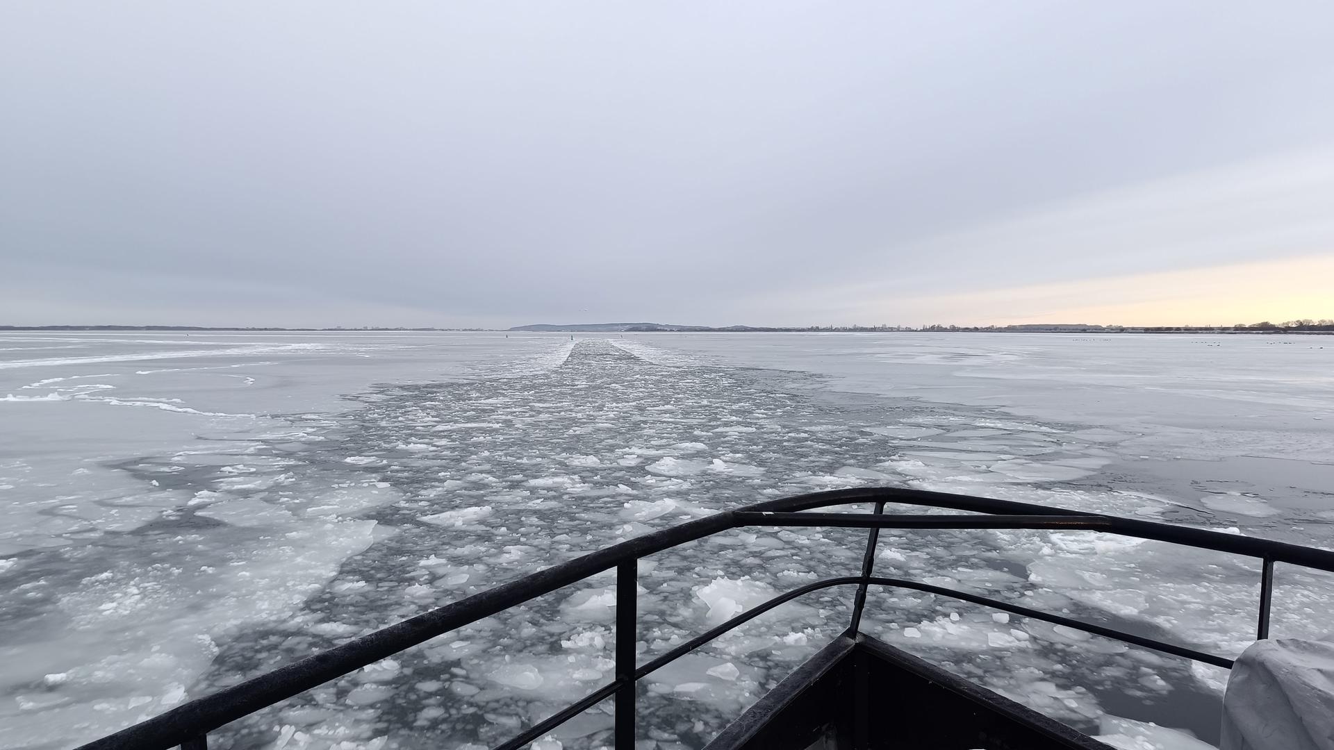 Ein Blick auf die zugefrorene Fahrrinne zwischen RÃ¼gen und Hiddensee. | NDR, Konrad Buchwald