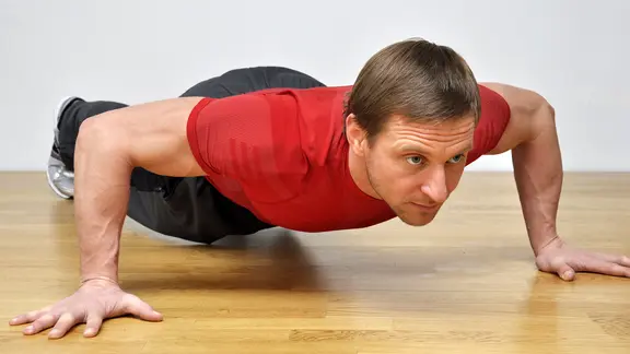 Ein Mann beim sogenannten "Planking".