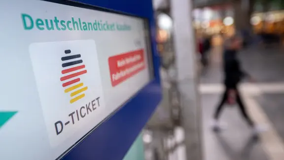 An einem Fahrkartenautomaten steht ein Hinweis auf das Deutschlandticket.
