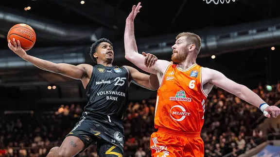 Grant Sherfield (l.) von den Basketball Löwen Braunschweig im Duell mit  Luc van Slooten von Rasta Vechta 
