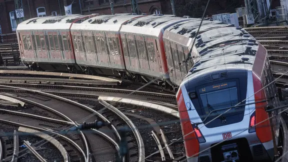 Eine S-Bahn verlässt den Hauptbahnhof Hamburg.