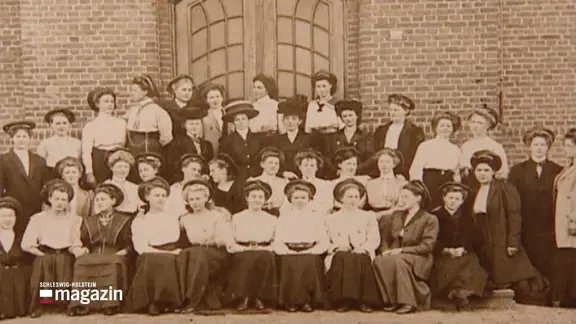 Ein altes Klassenfoto der Landfrauenschule Hanerau-Hademarschen.