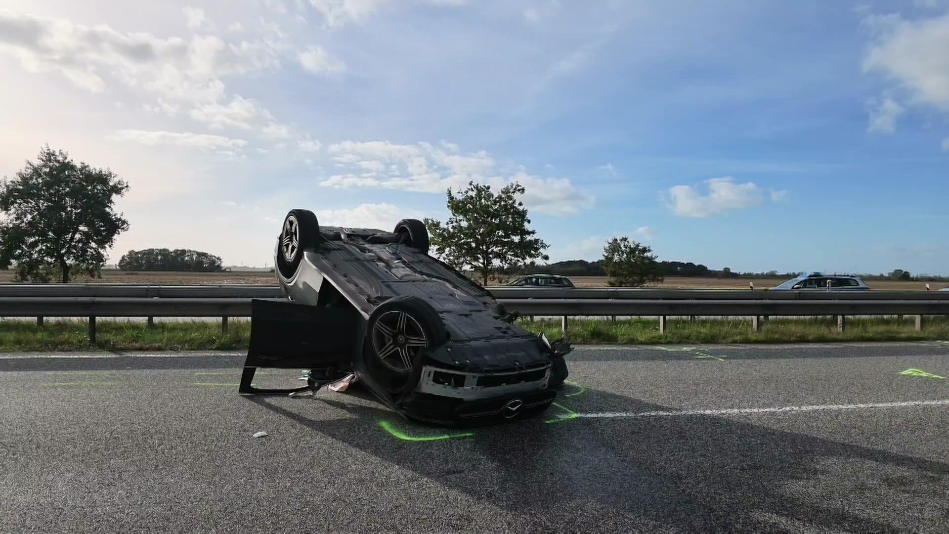 Ein Auto liegt nach einem Unfall auf der A27 auf dem Dach. | NonstopNews
