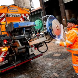 Ein Fahrzeug des Winterdiensts der Hamburger Stadtreinigung fährt im Stadtteil Rothenburgsort auf ein Betriebsgelände.