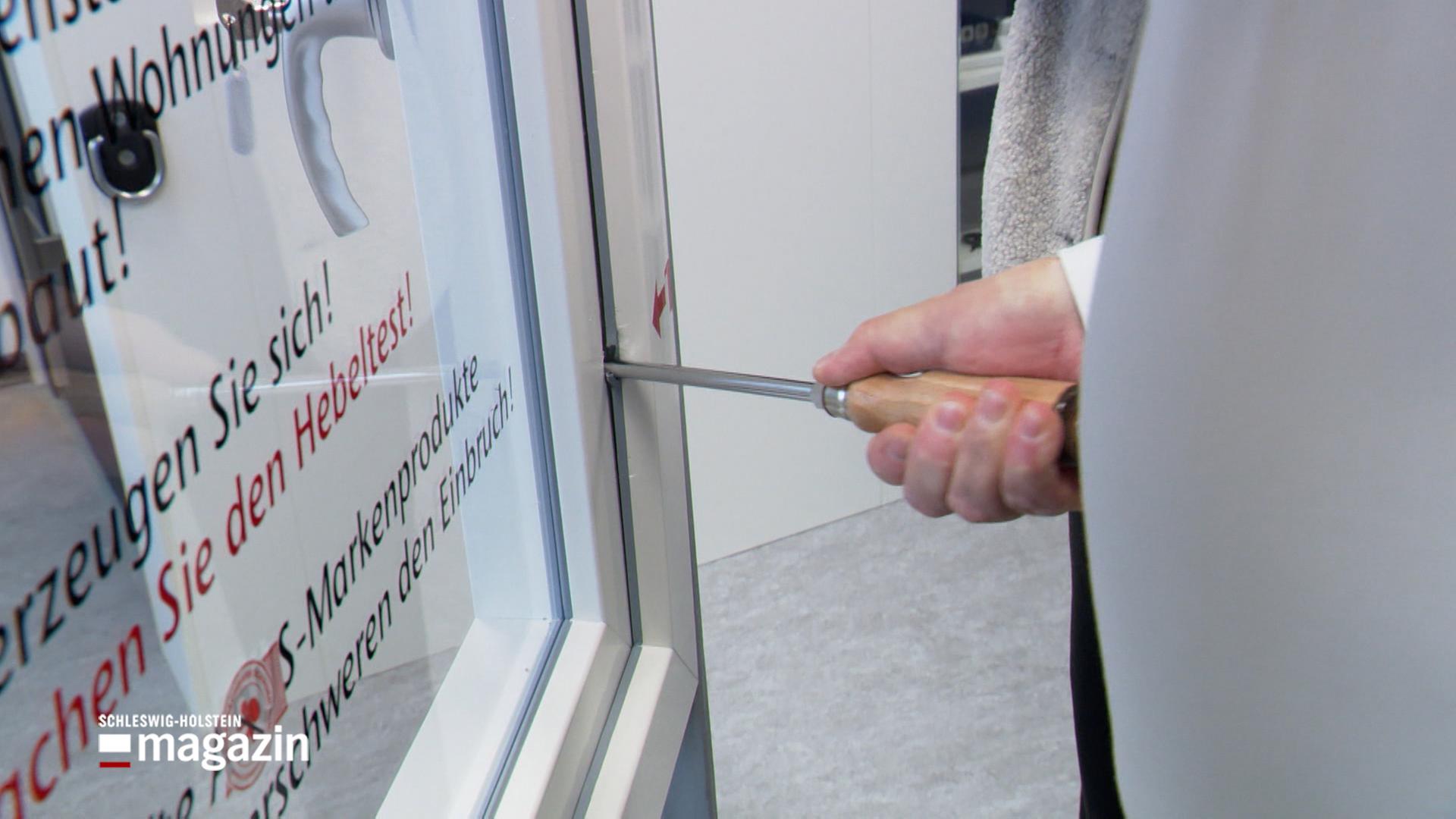 Eine Hand öffnet ein Fensterrahmen mit einem Schraubenzieher | NDR