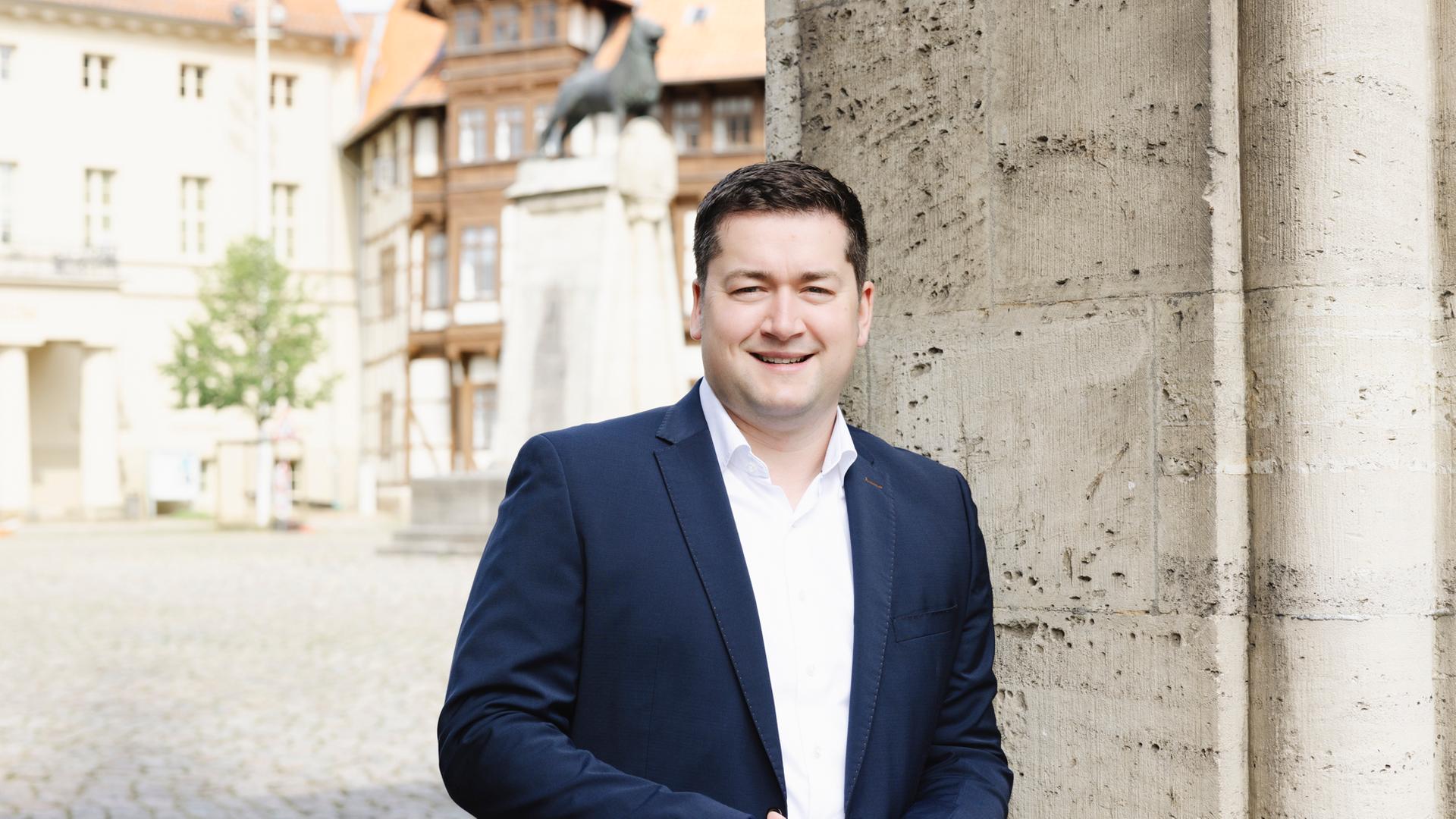 Braunschweigs Oberbürgermeister Thorsten Kornblum lächelt in die Kamera. | Stadt Braunschweig, Daniela Nielsen