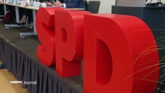 Ein SPD-Logo auf einer Bühne.