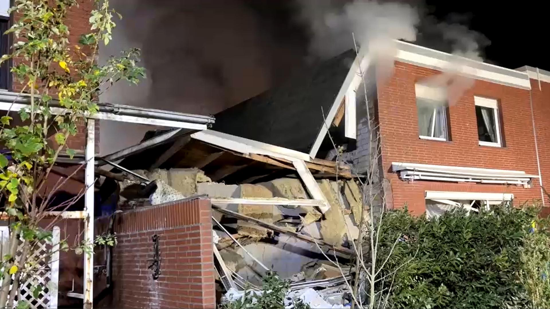 Ein Reihenhaus in Wolfenbüttel ist nach einer mutmaßlichen Explosion teilweise eingestürzt. | TNN