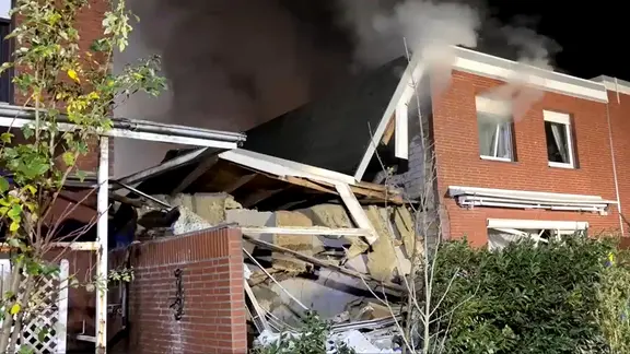 Ein Reihenhaus in Wolfenbüttel ist nach einer mutmaßlichen Explosion teilweise eingestürzt. | TNN Ein Reihenhaus in Wolfenbüttel ist nach einer mutmaßlichen Explosion teilweise eingestürzt.