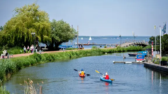 Zwei Touristen mit Kajaks auf dem Steinhuder Meer.