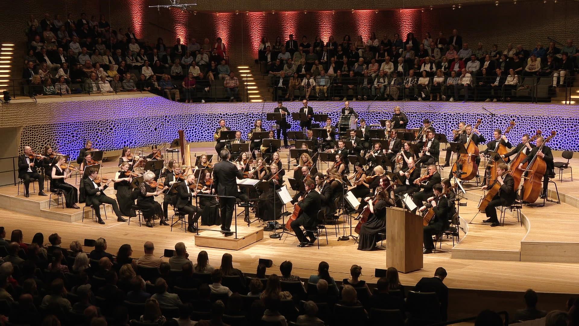 Das Kyiv Symphony Orchestra auf der Bühne der Elbphilharmonie | Screenshot