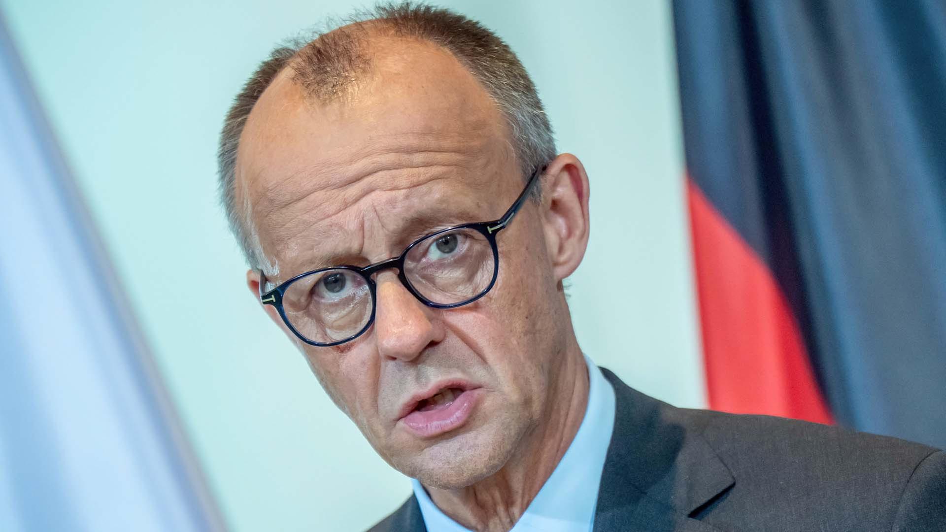 Bundeskanzler Merz bei Marinekommando in Rostock