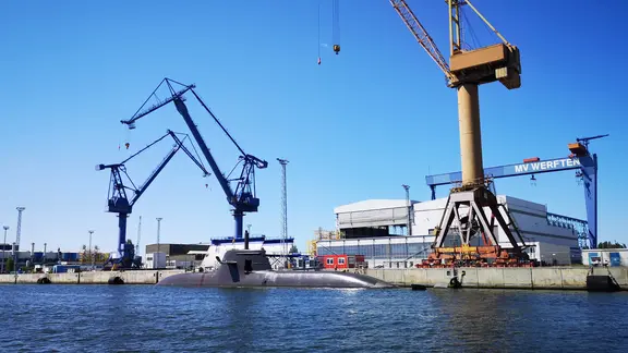 EIn U-Boot vor dem Marinearsenal in Rostock. Es wird an den Übungen während des Besuchs von Bundeskanzler Olaf Scholz an dem Marinestützpunkt teilnehmen.