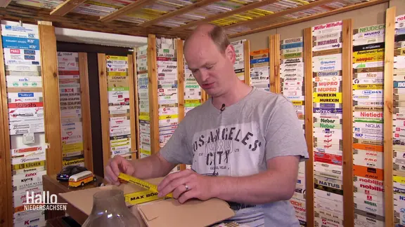Zollstocksammler Nico Lünnemann inmitten seiner Sammlung.