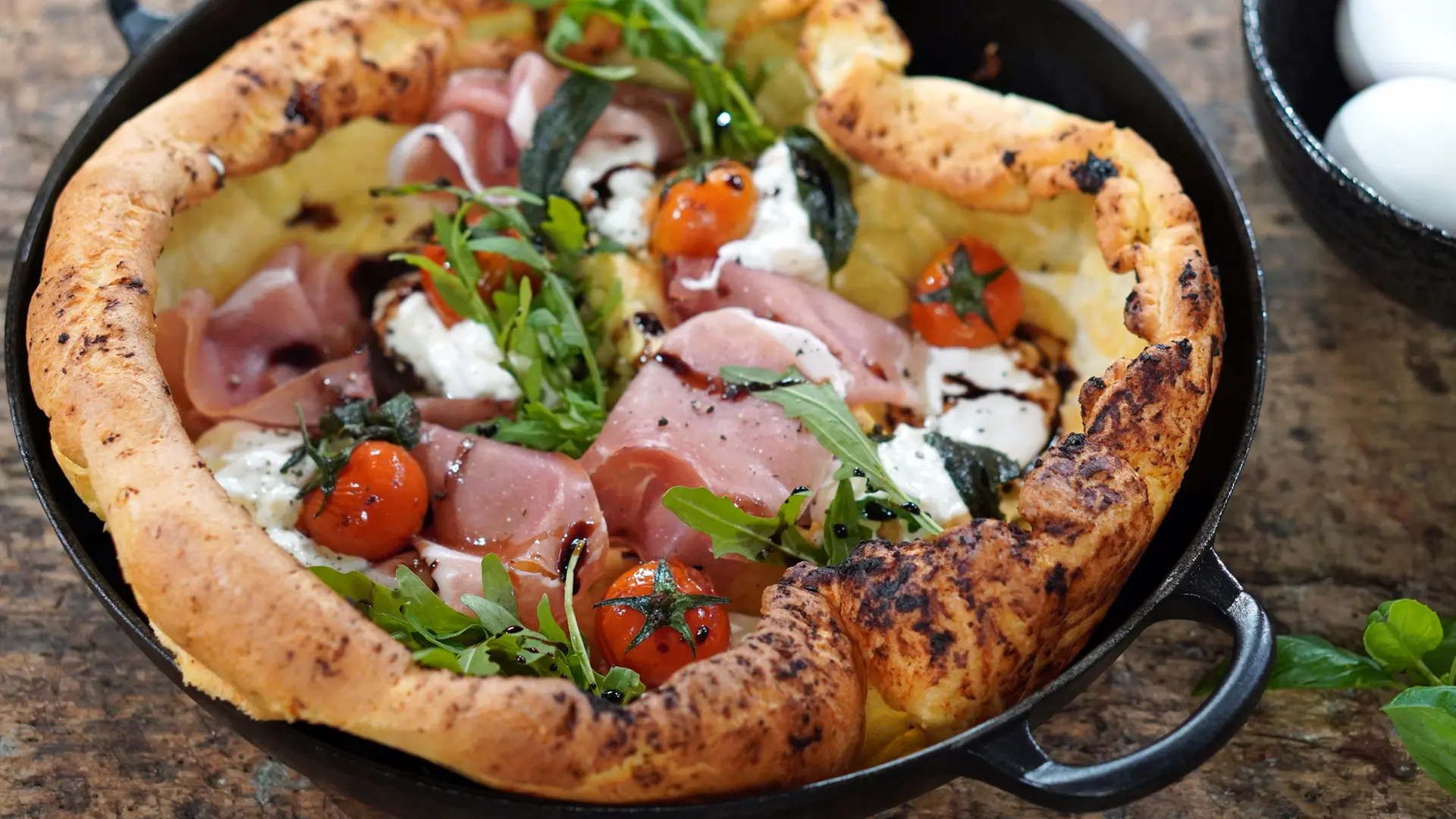 DAS! schmeckt: Ofenpfannkuchen mit Schinken, Käse und Rucola