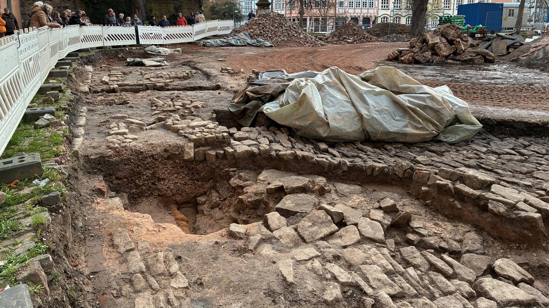 Die Archäologen sind sich sicher: Auf dem Schlossplatz in Hann. Münden haben sie die Fundamente der mittelalterlichen Stadtburg entdeckt. | Bärbel Wiethoff