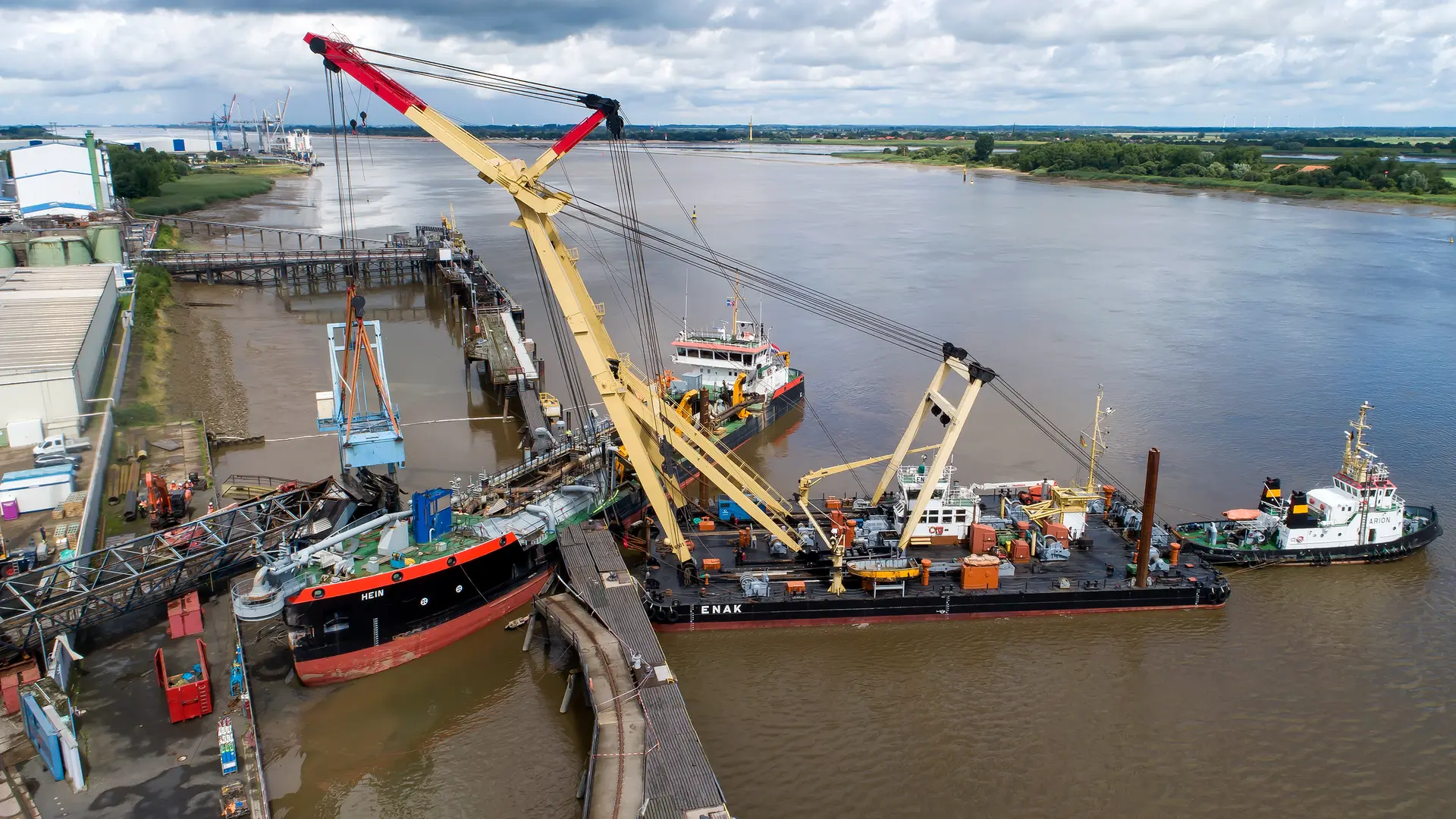 Eine Woche nach Unfall: Schiff im Braker Hafen geborgen