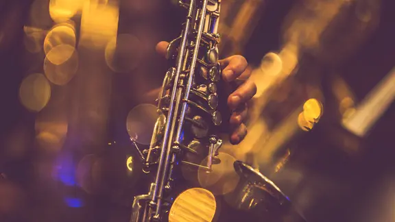 Eine Hand am Saxophon
