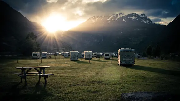Ein Campingplatz in der Natur.