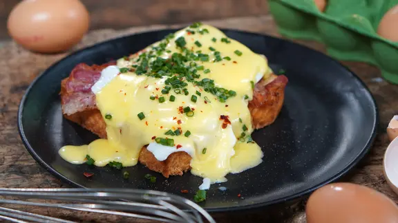 Eggs Benedict mit Hollandaise auf einem Teller serviert | NDR, Florian Kruck Eggs Benedict mit Hollandaise auf einem Teller serviert