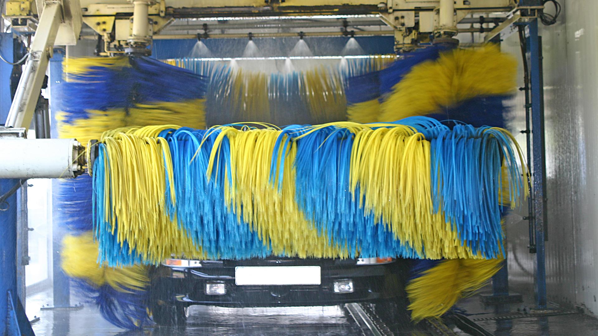 Ein Auto in einer Autowaschanlage | Colourbox, -