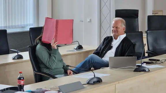 Die Angeklagte Gina H. sitzt neben einem ihrer Verteidiger im Saal des Rostocker Landgerichts. | NDR/Andreas Frost Die Angeklagte Gina H. sitzt neben einem ihrer Verteidiger im Saal des Rostocker Landgerichts.
