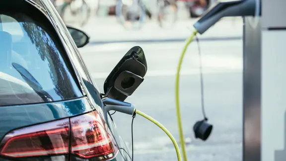 Ein E-Auto tankt Strom an einer Ladesäule. | Colourbox, Patrick Daxenbichler Ein E-Auto tankt Strom an einer Ladesäule.