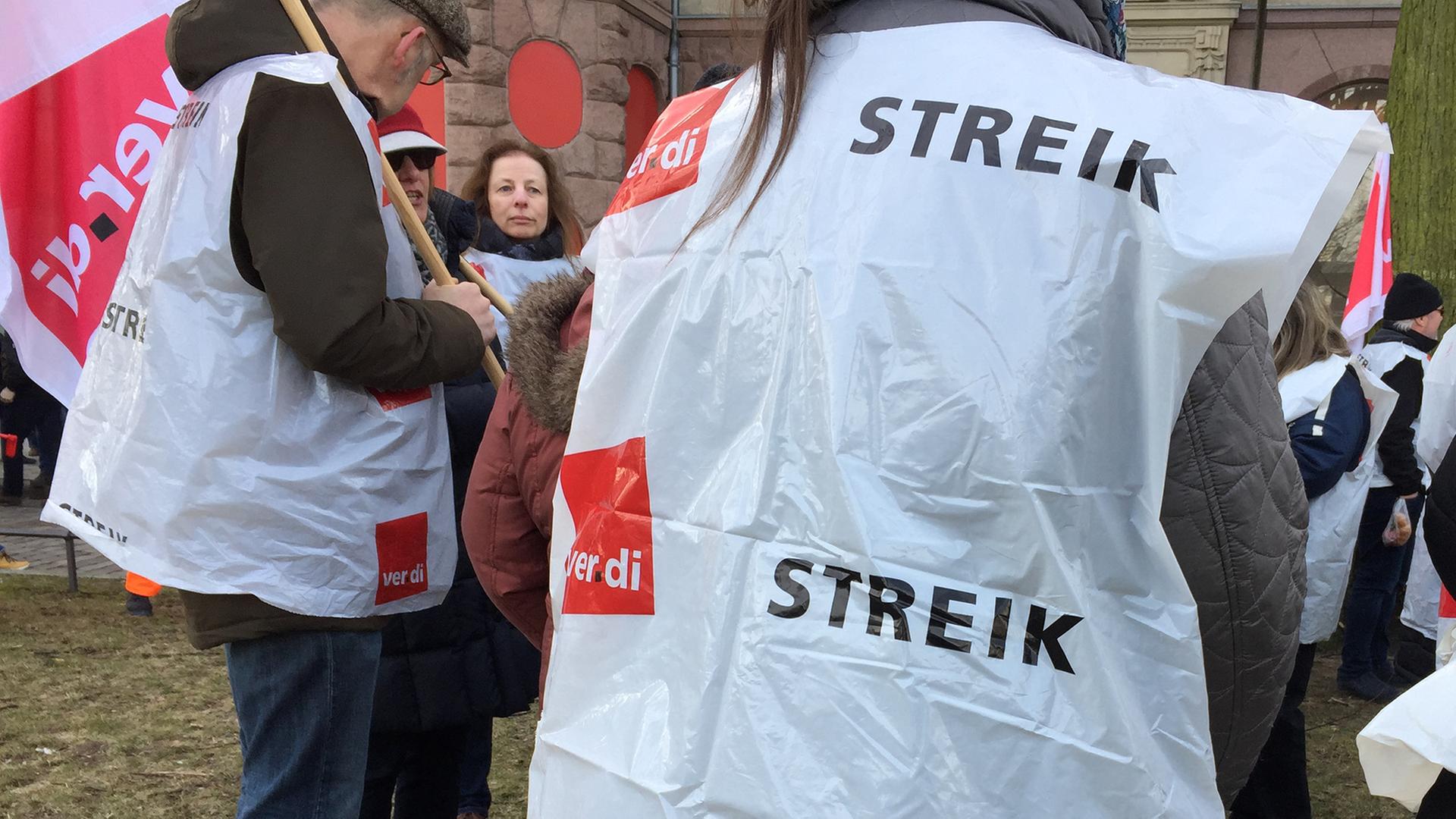 Warnstreik gestartet: Beschäftigte der Stadt Hamburg versammeln sich