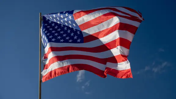 Die Flagge der Vereinigten Staaten von Amerika weht im Wind.