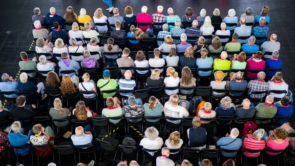 Zuschauer bei einem Podium aus der Vogelperspektive