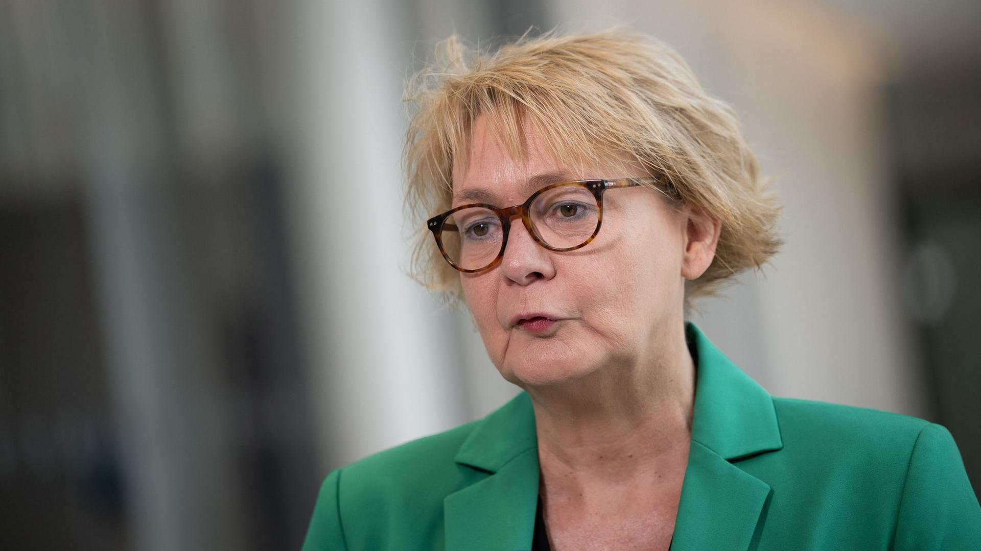 Niedersachsens Innenministerin Daniela Behrens spricht im Landtag. | Julian Stratenschulte/dpa