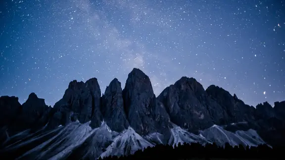Eine abendliche Berglandschaft