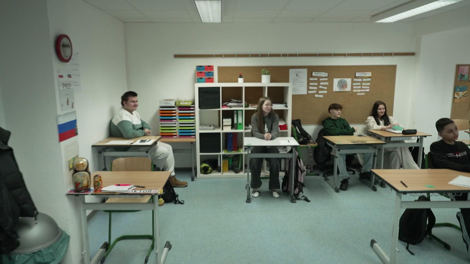 Schülerinnen und Schüler in einer Schulklasse. | NDR