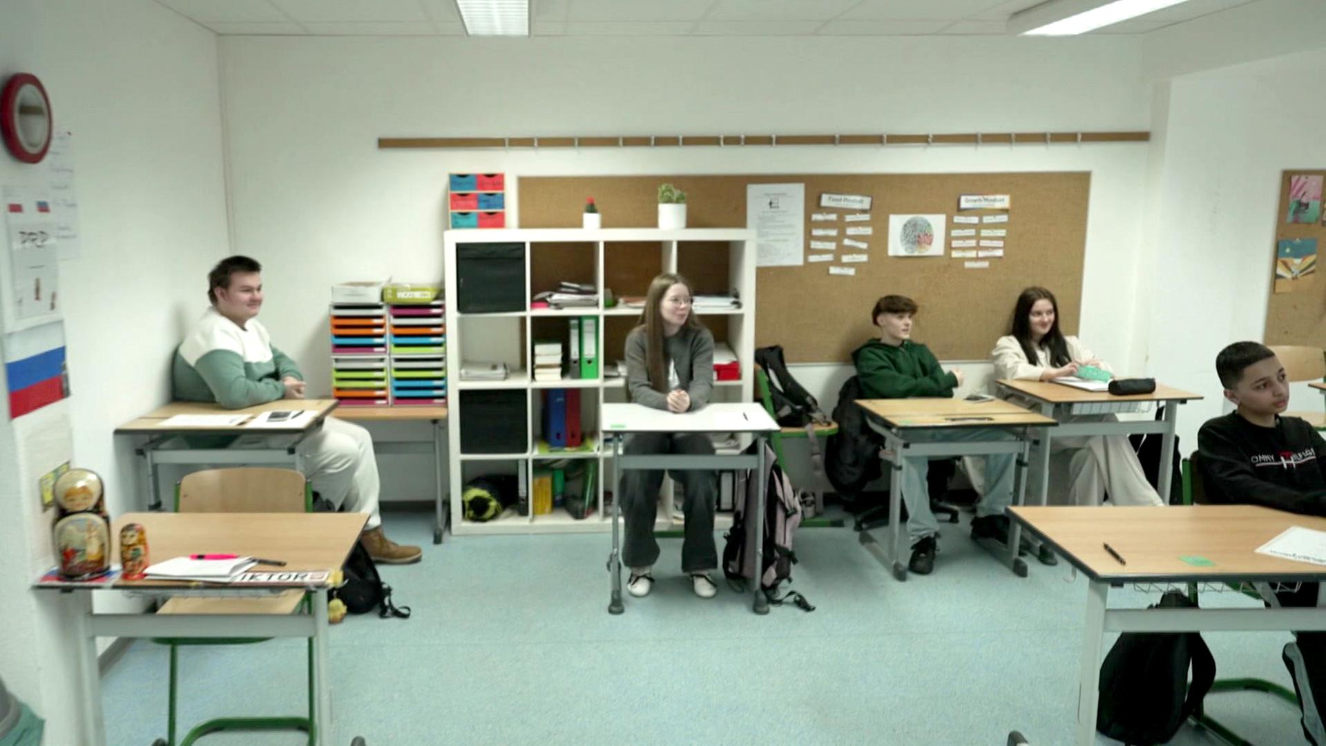 Schülerinnen und Schüler in einer Schulklasse. | NDR
