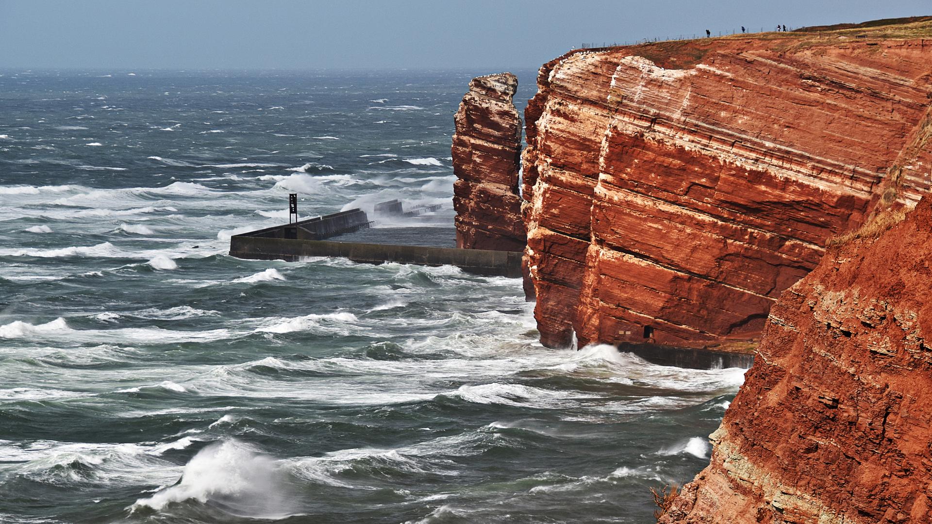 Helgoland: Hohe Wellen sorgen für Ausfälle von Fähren