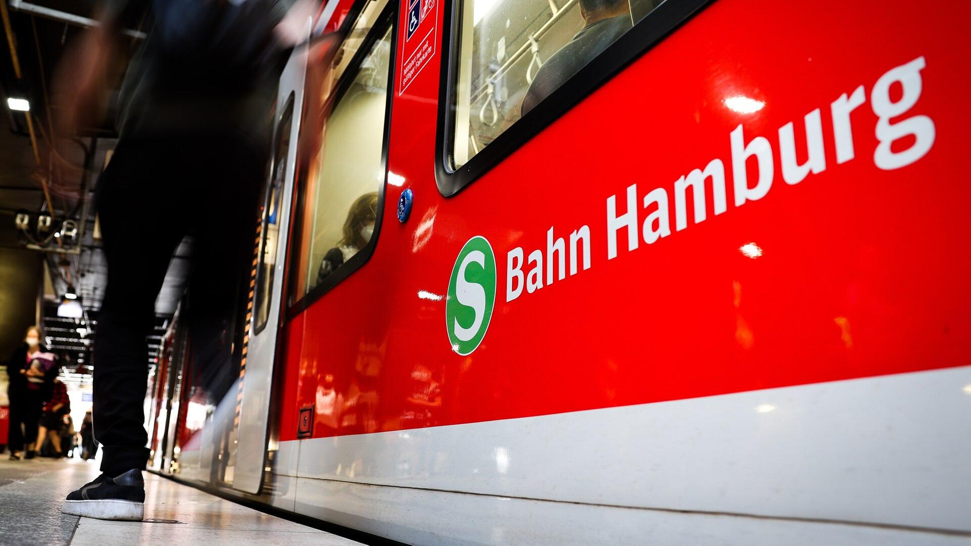 Ein S-Bahn hält am Hamburger Hauptbahnhof. | picture alliance/dpa | Christian Charisius