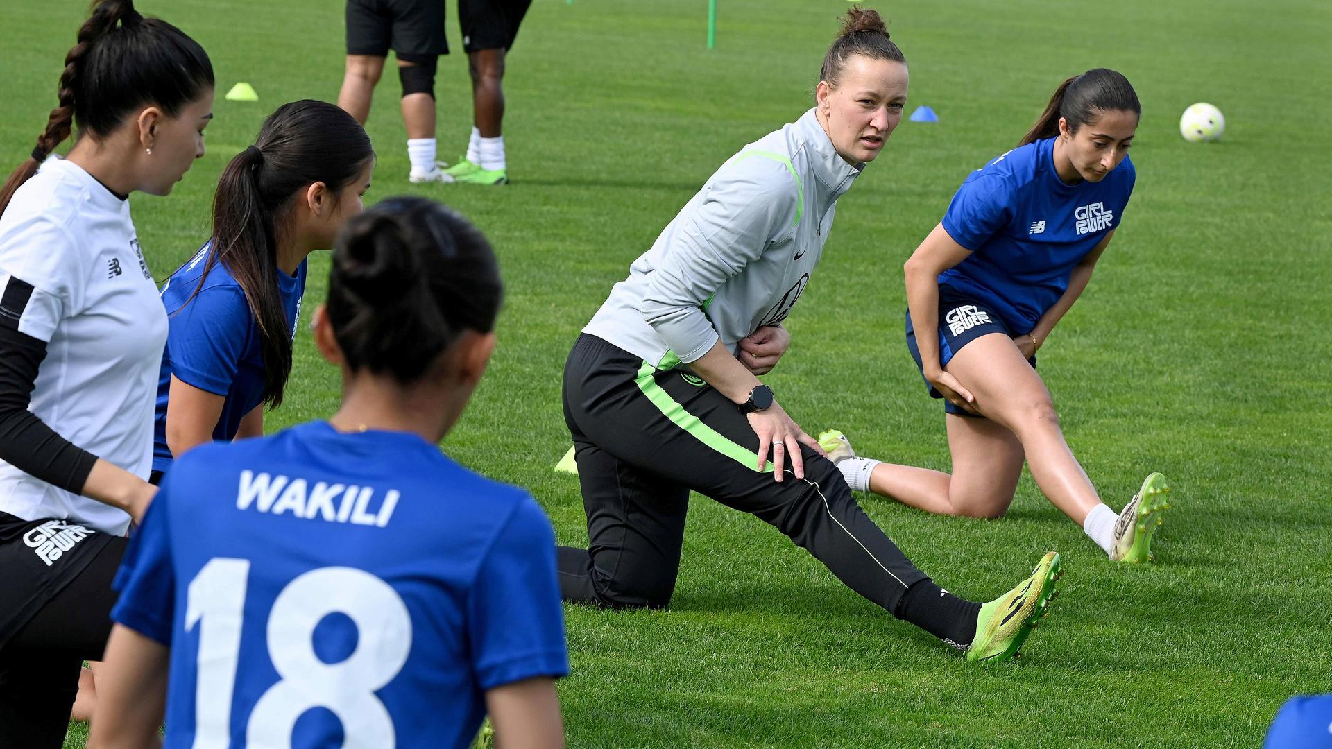 Almuth Schult (Mitte) mit Spielerinnen der afghanischen Fußball-Nationalmannschaft der Frauen | Volkswagen/VfL Wolfsburg