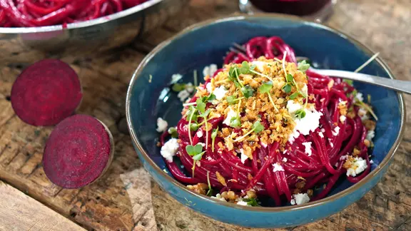 Rote-Bete-Pasta mit Walnuss-Crunch