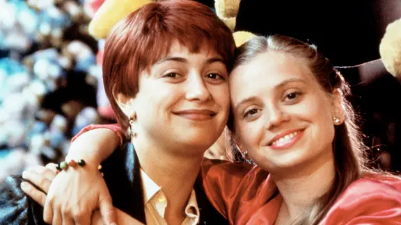 Kati (Julia Richter, links) und Sonja (Nina Weniger) amüsieren sich auf der Kirmes.