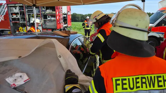 Feuerwehreinsatz: Kinder sind bei über 30 Grad Celsius Außentemperatur in einem Pkw in Visselhövede eingesperrt.