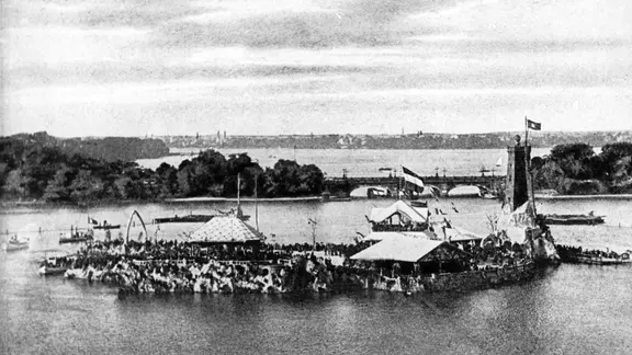 Künstliche Insel mit Garten, Pavillons und Leuchtturm auf der Alster in Hamburg. Errichtet anlässlich der Anwesenheit Kaiser Wilhelms II. zur Eröffnung des Kaiser-Wilhelm-Kanals.