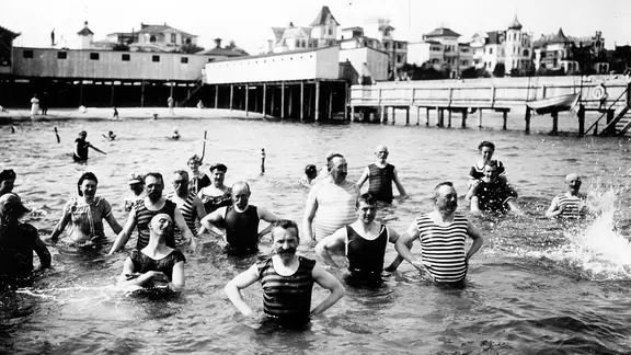 Badende im Familienbad in Binz auf Rügen im Jahr 1910