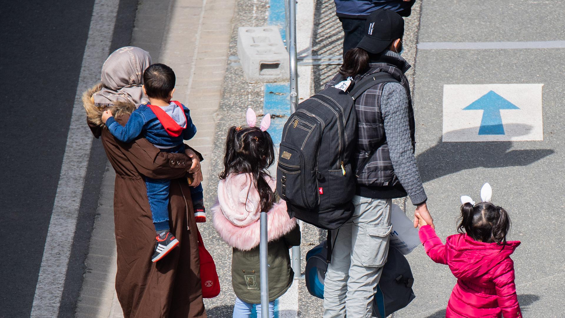 Eine geflüchtete Familie kommt am Flughafen in Hannover an. | picture alliance/dpa/Julian Stratenschulte, Julian Stratenschulte
